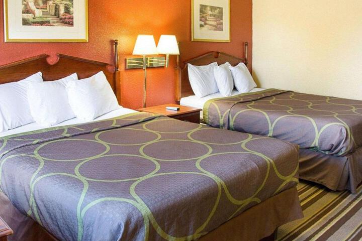 1 Queen Bed (1 of 3)