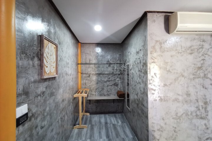 Room 14 of 33