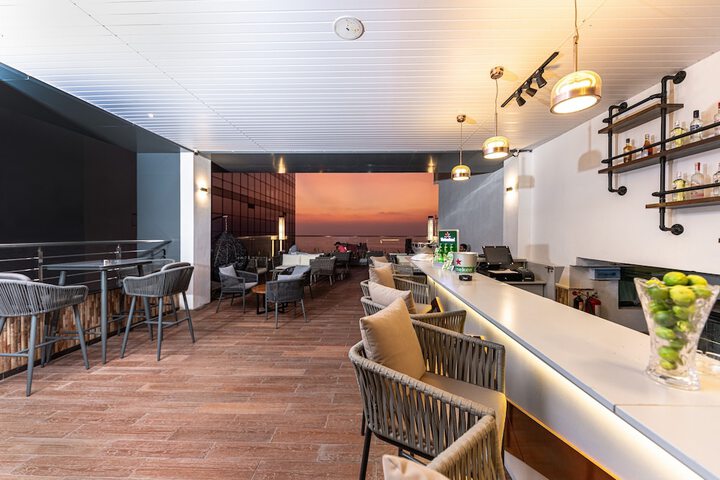 Lounge 56 of 60