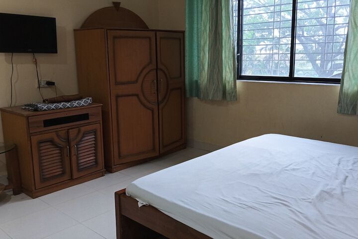 Room 5 of 18