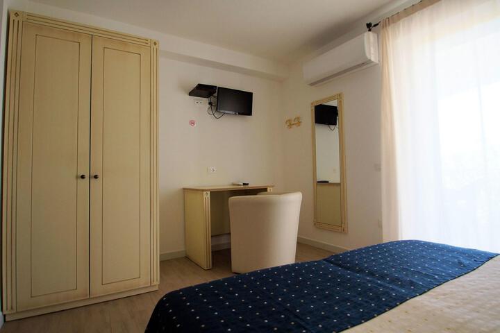 Room 47 of 164