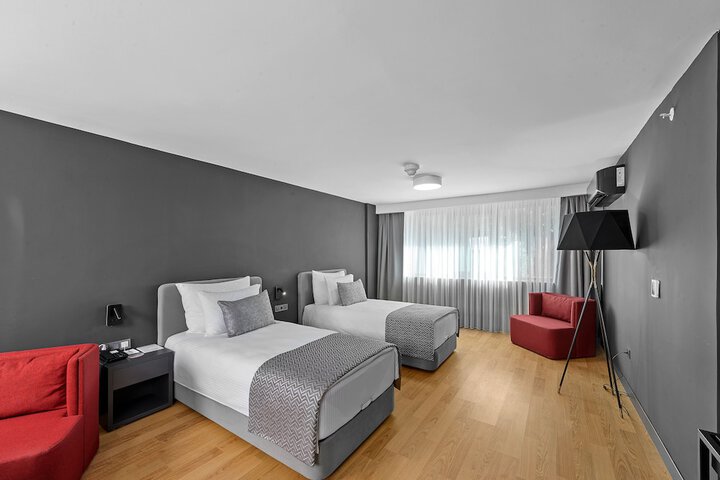 Room 42 of 143