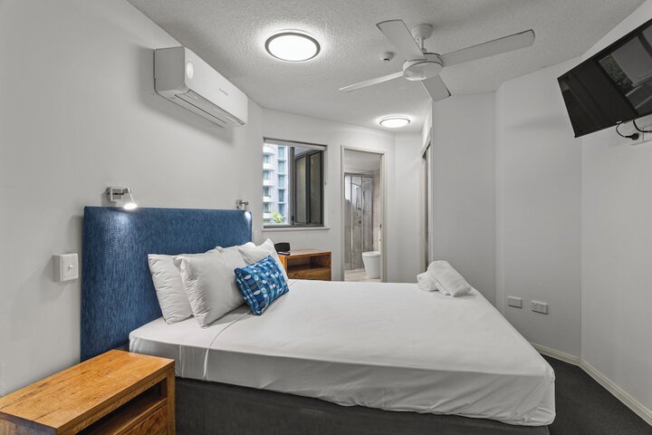 Room 18 of 104