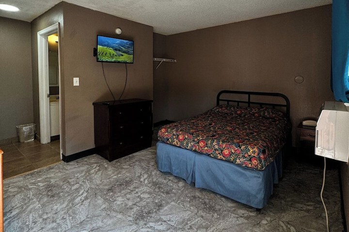Room 5 of 12