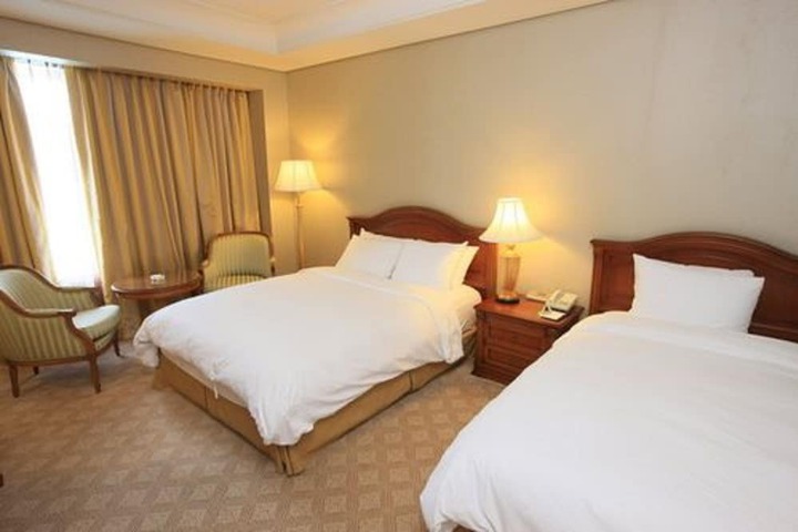 Room 16 of 38