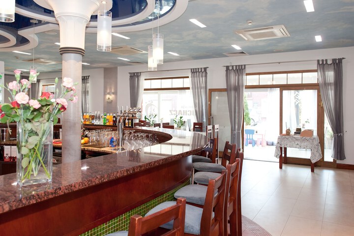 Lounge 74 of 82