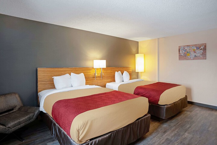 1 Queen Bed (7 of 11)