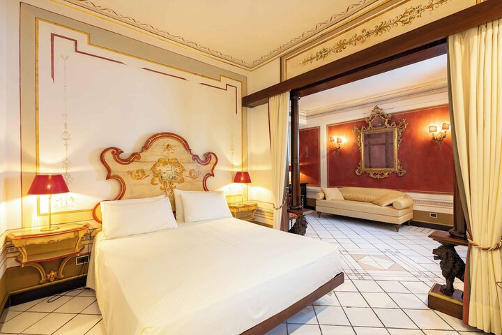 Room 8 of 90