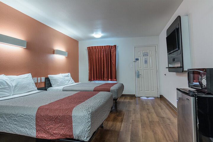 2 Double Beds (7 of 9)