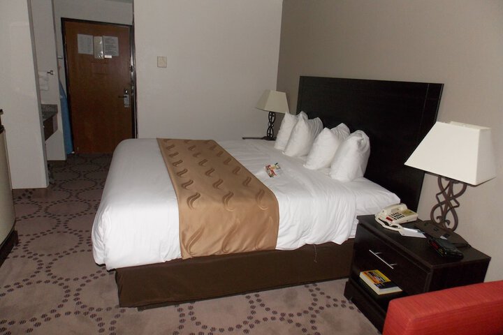 1 King Bed (2 of 21)