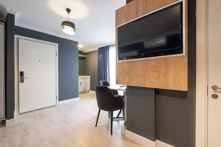 Room 32 of 100