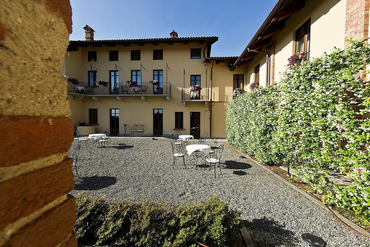 Hotel Exterior 43 of 59