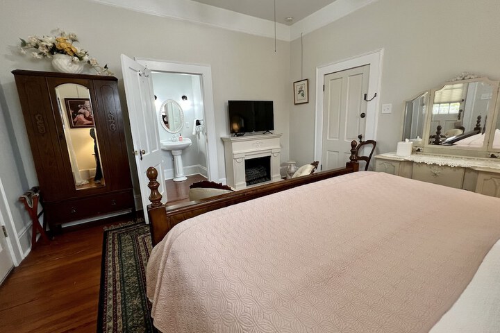 Room 7 of 25