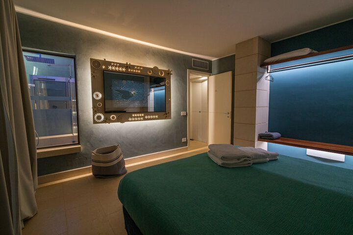 Room 6 of 15