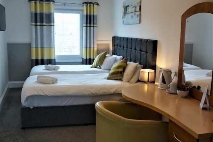 Room 2 of 10