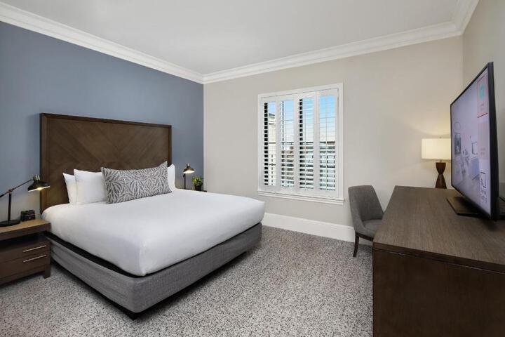 Classic King Bed (10 of 25)