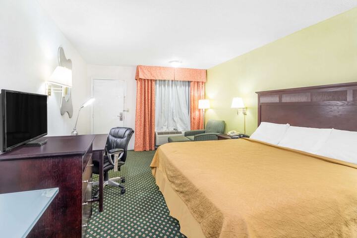 1 King Bed (8 of 9)