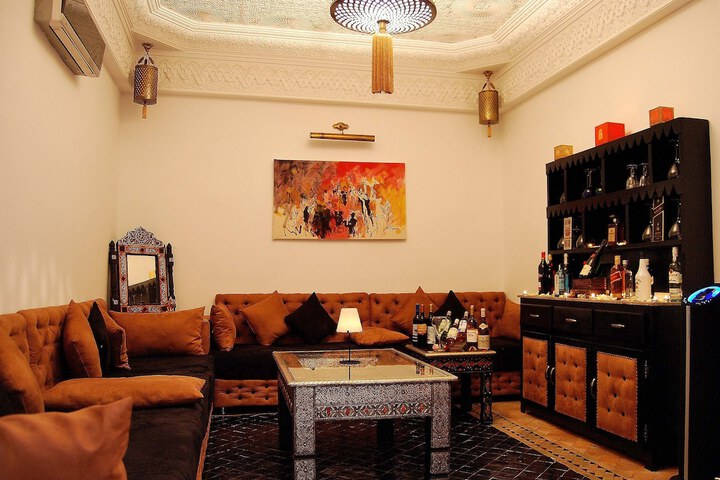 Lounge 20 of 27