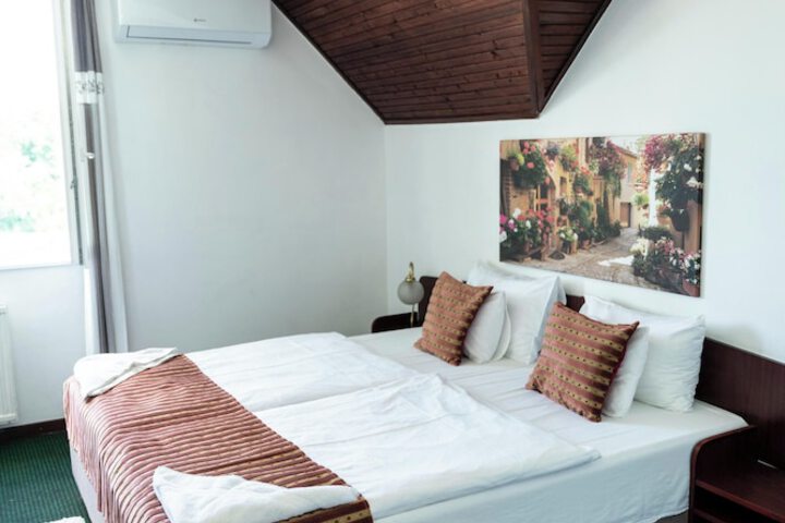 Room 10 of 71
