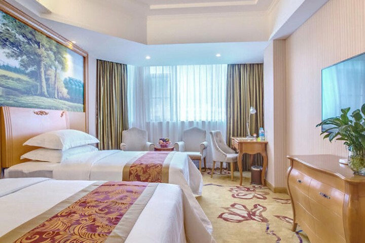 Room 16 of 37
