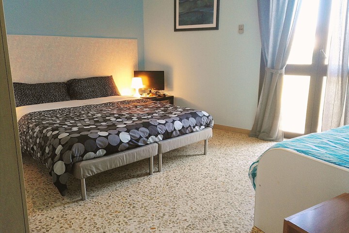 Room 9 of 37