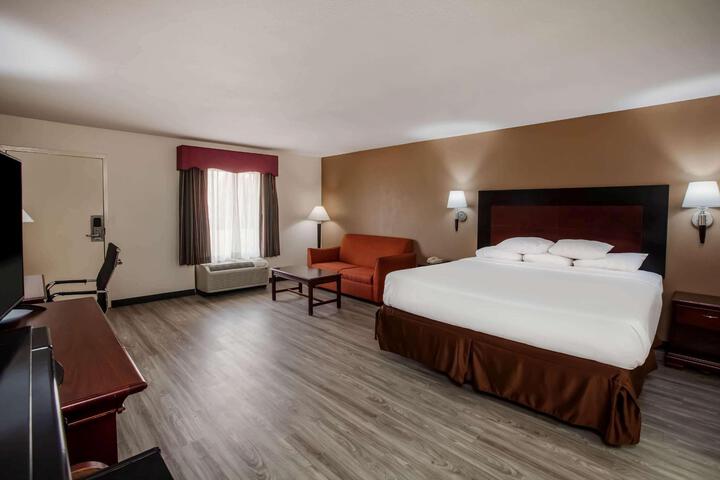1 King Bed (12 of 17)