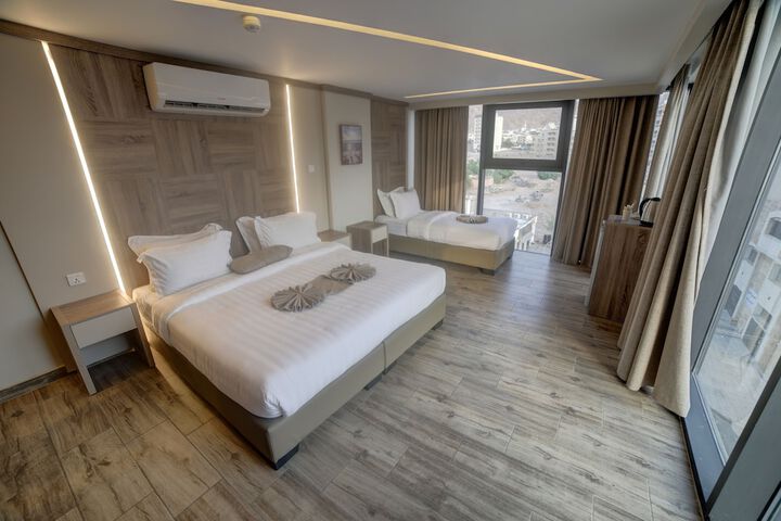 Room 6 of 25