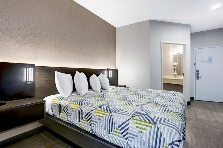 1 King Bed (11 of 15)