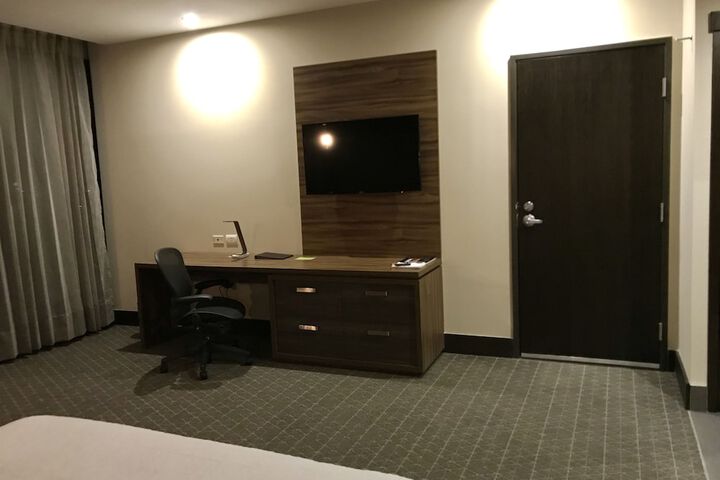 Room 9 of 103