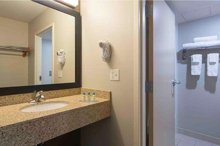 2 Queen Beds Annex Building Exterior Entrance No Elevator Accessible Microwave and Refrigerator WiFi Full Breakfast (3 of 15)