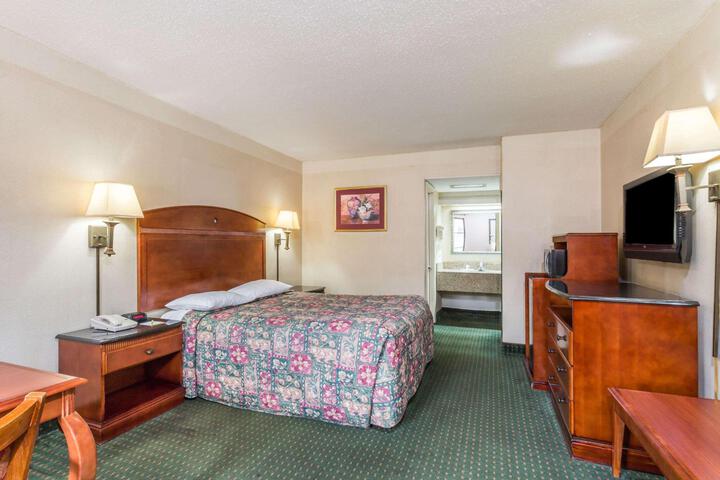 1 Queen Bed (1 of 7)