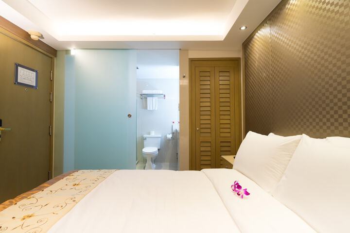 Room 28 of 96