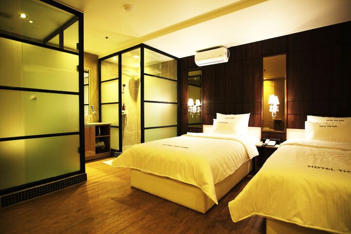 Room 13 of 32
