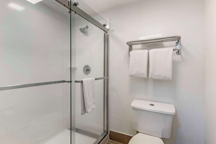 2 Queen Beds Microwave and Refrigerator WiFi Full Breakfast (5 of 10)