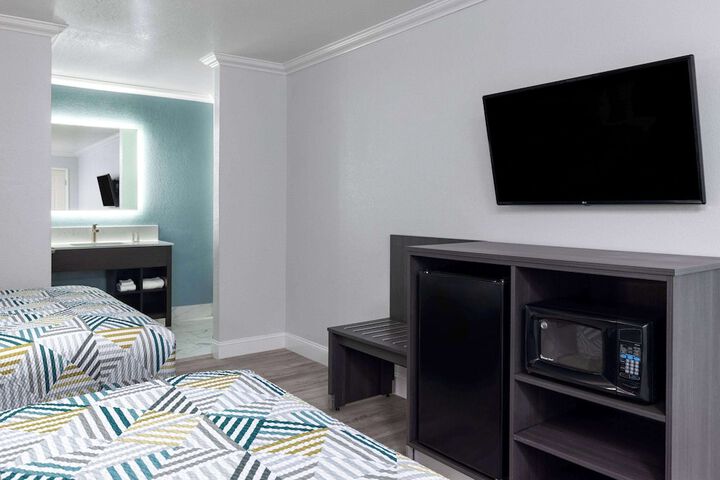 2 Queen Beds (5 of 7)