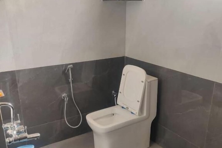 Room 5 of 9