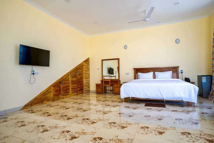 Room 2 of 6