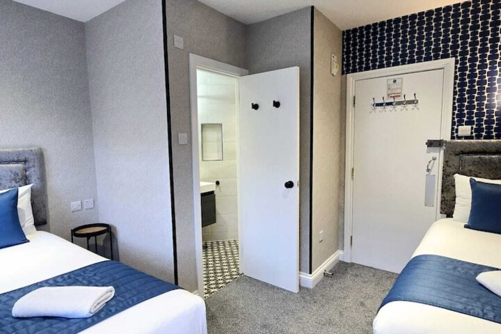 Room 32 of 79