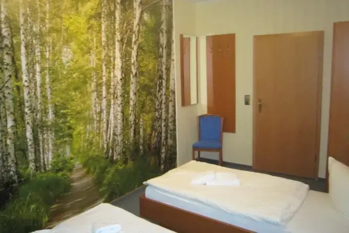 Room 4 of 9
