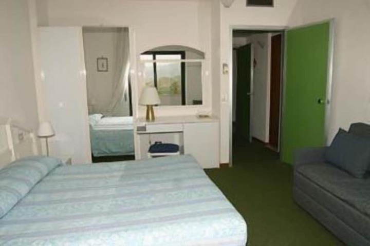 Room 10 of 33