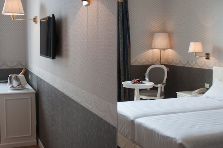 Room 16 of 96