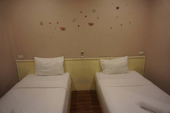 Room 6 of 27