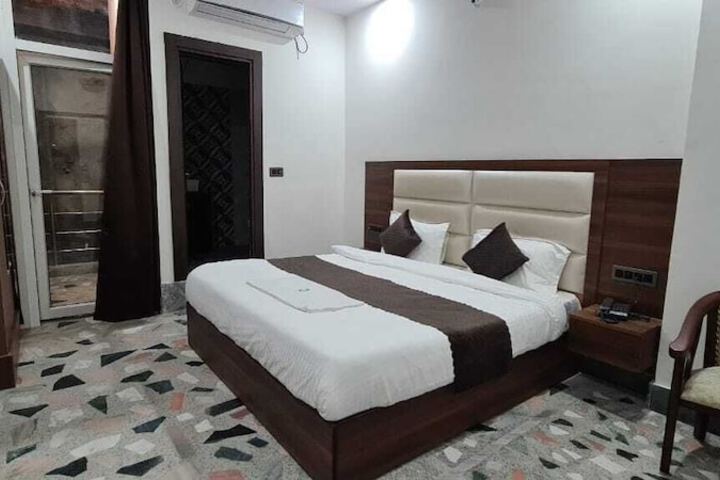 Room 12 of 19