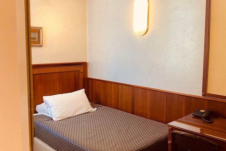 Room 16 of 40