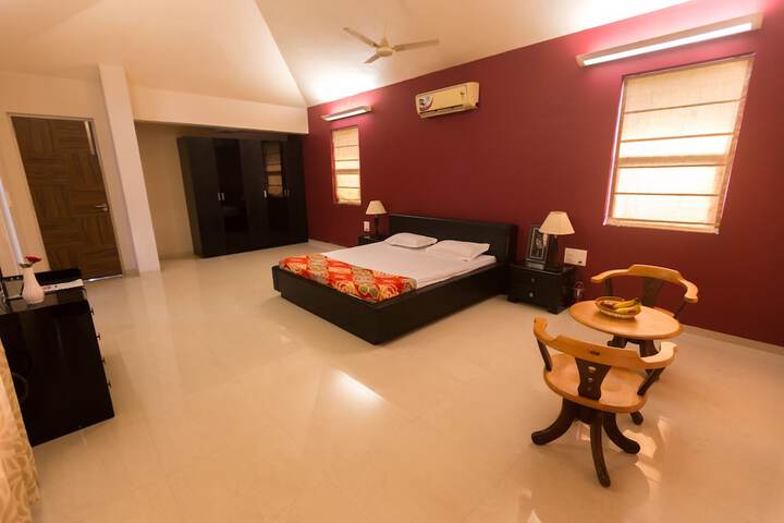 Room 5 of 102