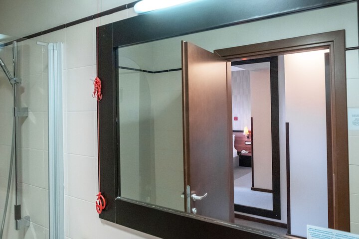 Room 64 of 102