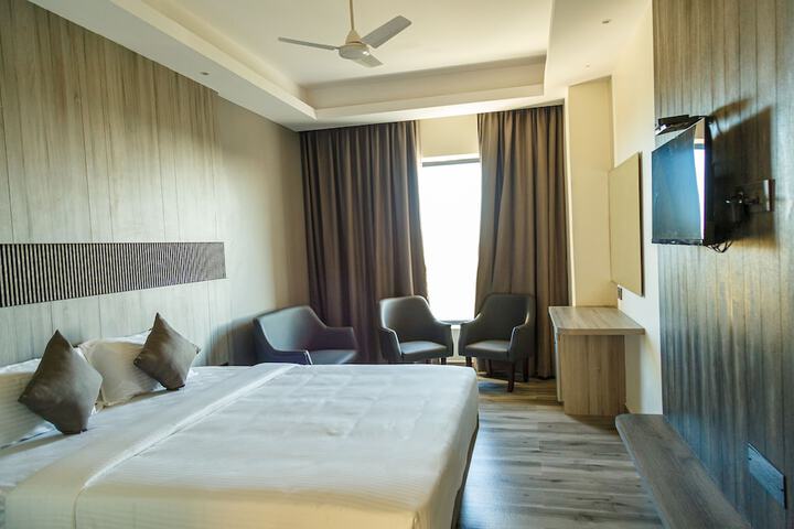 Room 6 of 16
