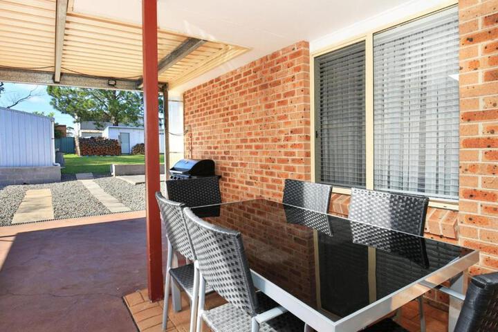 Kingfisher I Pet Friendly I 10 Min Walk to Beach