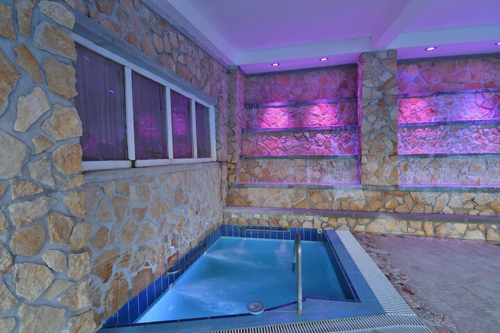 Pools & Facilities