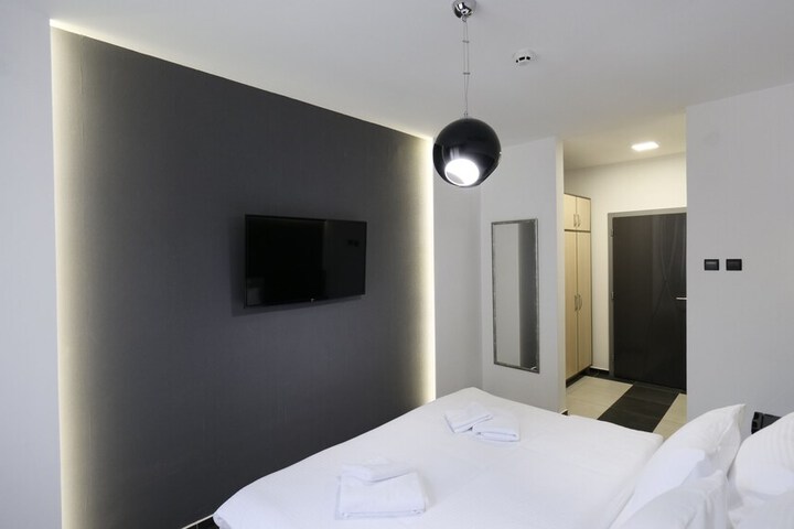Room 5 of 32
